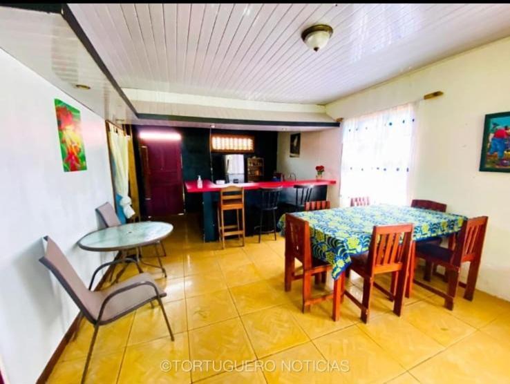 Villa Casa Artavia à Tortuguero Chambre photo